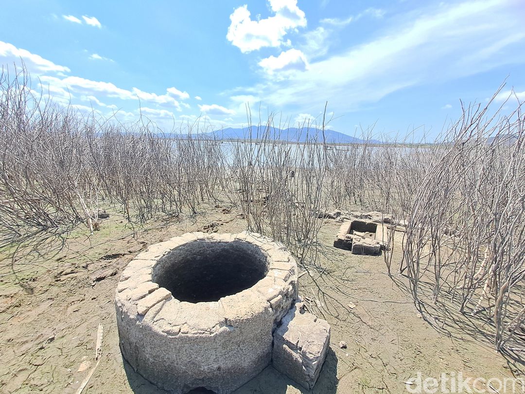 Bekas permukiman Betal Lawas di Kecamatan Nguntoronadi muncul saat Waduk Gajah Mungkur Wonogiri surut, Senin (18/9/2023).