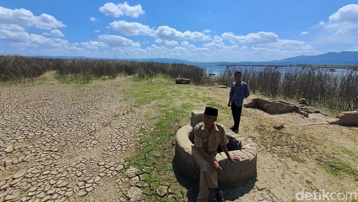 Bekas permukiman Betal Lawas di Kecamatan Nguntoronadi muncul saat Waduk Gajah Mungkur Wonogiri surut, Senin (18/9/2023).