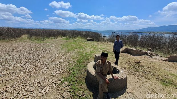 Bekas permukiman Betal Lawas di Kecamatan Nguntoronadi muncul saat Waduk Gajah Mungkur Wonogiri surut, Senin (18/9/2023).