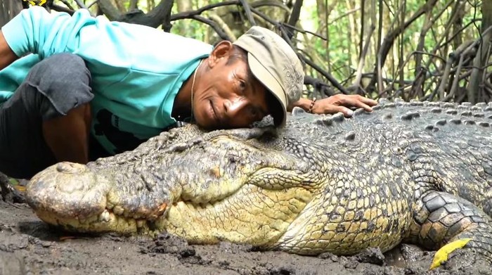 Ambo dan buaya Riska di Bontang, Kalimantan Timur.