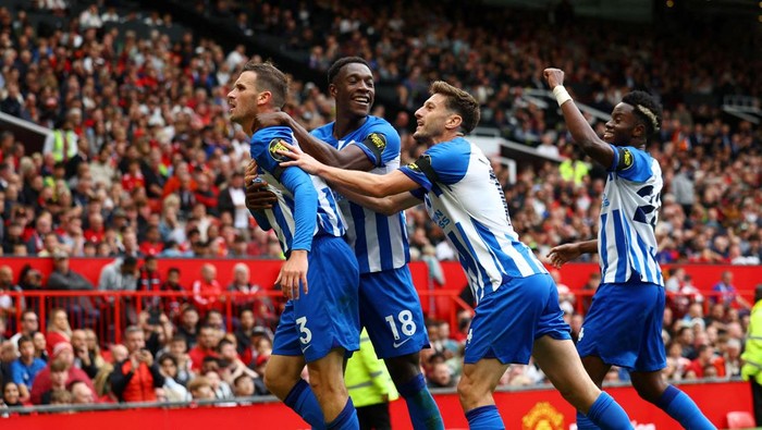 Soccer Football - Premier League - Manchester United v Brighton & Hove Albion - Old Trafford, Manchester, Britain - September 16, 2023 Brighton & Hove Albions Pascal Gross celebrates scoring their second goal with Danny Welbeck and Adam Lallana REUTERS/Molly Darlington NO USE WITH UNAUTHORIZED AUDIO, VIDEO, DATA, FIXTURE LISTS, CLUB/LEAGUE LOGOS OR LIVE SERVICES. ONLINE IN-MATCH USE LIMITED TO 45 IMAGES, NO VIDEO EMULATION. NO USE IN BETTING, GAMES OR SINGLE CLUB/LEAGUE/PLAYER PUBLICATIONS.     TPX IMAGES OF THE DAY