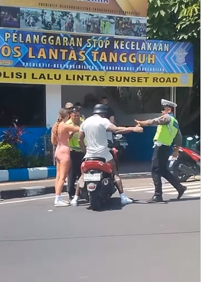 Bule melawan saat ditilang polisi sekitar pukul 13.00 Wita di Pos Polisi Jalan Sunset Road, Badung, Bali, Senin (18/9/2023). (Tangkapan layar)