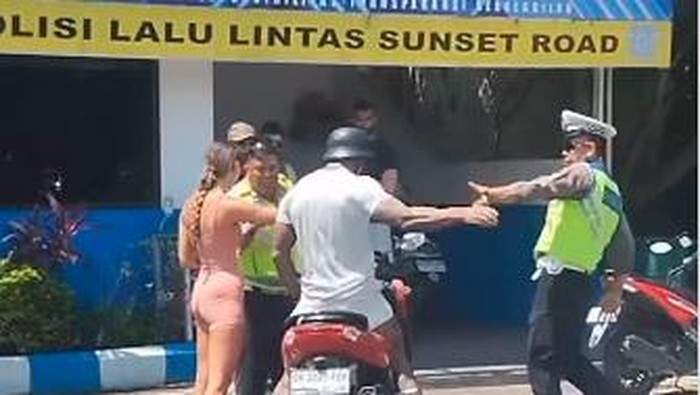 Bule melawan saat ditilang polisi sekitar pukul 13.00 Wita di Pos Polisi Jalan Sunset Road, Badung, Bali, Senin (18/9/2023). (Tangkapan layar)