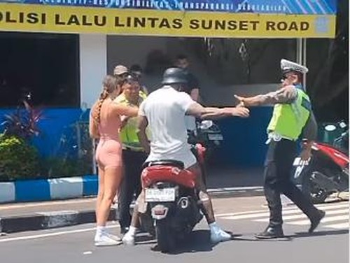 Bule melawan saat ditilang polisi sekitar pukul 13.00 Wita di Pos Polisi Jalan Sunset Road, Badung, Bali, Senin (18/9/2023). (Tangkapan layar)
