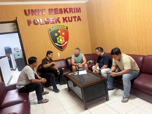 Bule Ngeseks di Depan Rumah Warga Bali Ditangkap!