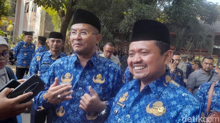 Bupati Dony Ahmad Munir (kanan) dan Wakil Bupati Sumedang Erwan Setiawan (kiri)