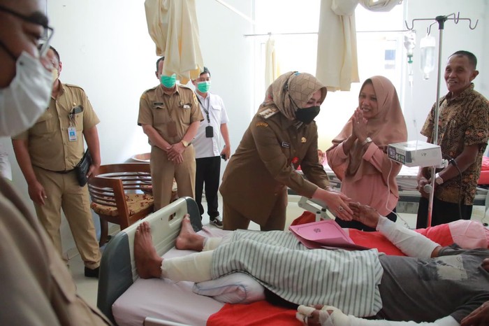Bupati Klaten Beri Bantuan ke Korban Kebakaran Lahan Perhutani