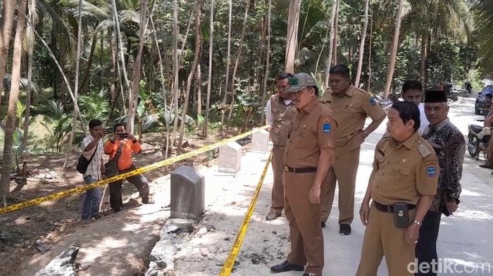 Bupati Pangandaran Jeje Wiradinata saat meninjau lokasi longsor di Pangandaran, Senin (18/9/2023).