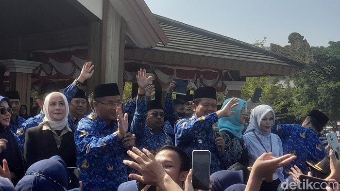 Bupati Sumedang Dony Ahmad Munir dan Wakil Bupati Sumedang Erwan Setiawan seusai apel di Lapangan Pusat Pemerintahan Sumedang (PPS), Senin (18/9/2023).