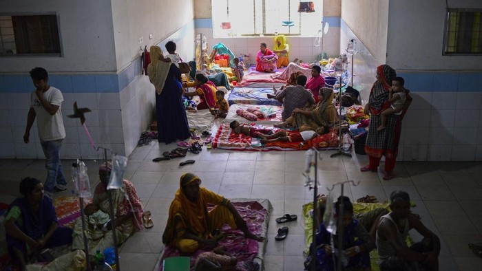 Dengue patients receive treatment at Mugda Medical College and Hospital in Dhaka, Bangladesh, Thursday, Sept. 14, 2023. Bangladesh is struggling with a record outbreak of dengue fever, with experts saying a lack of a coordinated response is causing more deaths from the mosquito-transmitted disease. (AP Photo/Mahmud Hossain Opu)
