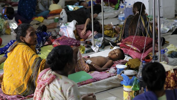 Dengue patients receive treatment at Mugda Medical College and Hospital in Dhaka, Bangladesh, Thursday, Sept. 14, 2023. Bangladesh is struggling with a record outbreak of dengue fever, with experts saying a lack of a coordinated response is causing more deaths from the mosquito-transmitted disease. (AP Photo/Mahmud Hossain Opu)