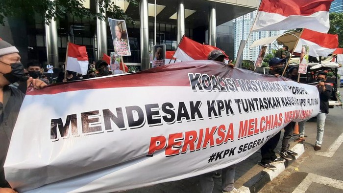 Desak KPK Tuntaskan Korupsi PLTU Riau Kasus korupsi PLTU Riau hingga kini masih terus bergulir untuk terus mencari tersangka barunya. Koalisi Masyarakat Anti Korupsi (KOMAK) mendesak KPK untuk menuntaskannya.
Fadil Sebagai Kordinator Koalisi Masyarakat Anti Korupsi (KOMAK) Meminta KPK untuk segera tuntaskan kembali Kasus Korupsi PLTU Riau.