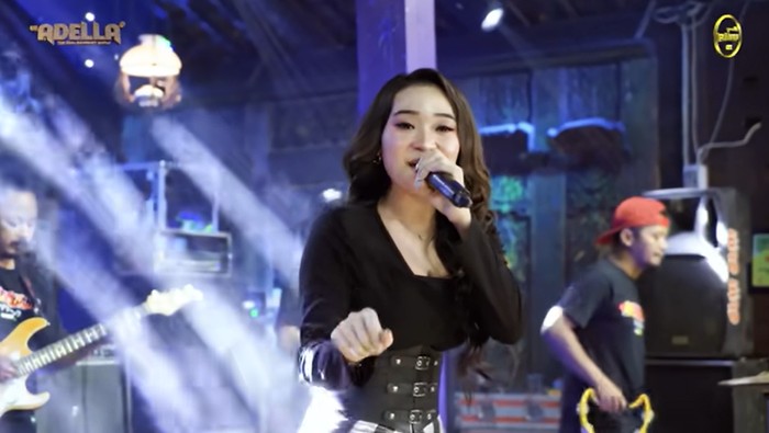 Difarina membawakan lagu Kisinan.