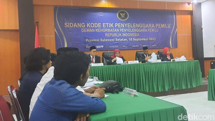 DKPP menggelar sidang KEPP di Kantor Bawaslu Sulsel.
