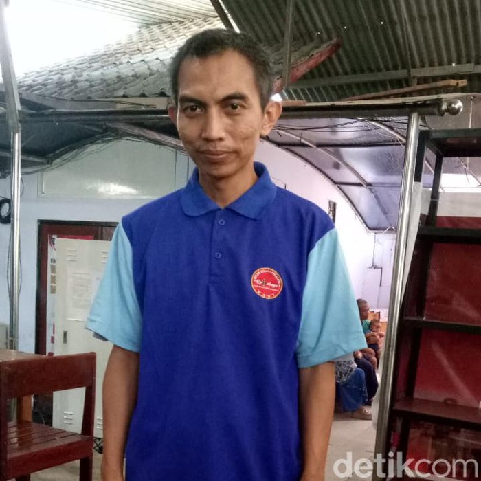 Dokter gadungan Susanto yang tersenyum tipis usai menjalani sidang tuntutan secara daring dari Rutan Medaeng.