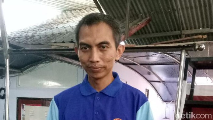 Dokter gadungan Susanto yang tersenyum tipis usai menjalani sidang tuntutan secara daring dari Rutan Medaeng.