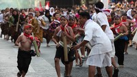 Anak-anak turut serta dalam pementasan drama kolosal tersebut. 