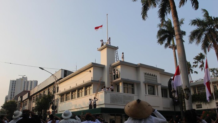 Drama kolosal perobekan bendera Belanda Pemain mementaskan drama kolosal peringatan peristiwa perobekan bendera Belanda oleh para pejuang di Hotel Majapahit (dulu Hotel Yamato) Jalan Tunjungan, Surabaya, Jawa Timur, Minggu (17/9/2023). Kegiatan tersebut untuk memperingati peristiwa aksi perobekan bendera Belanda menjadi Merah Putih oleh para pejuang pada 19 September 1945. ANTARA FOTO/Didik Suhartono/nz