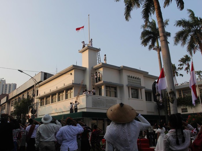 Pemain  mementaskan drama kolosal peringatan peristiwa perobekan bendera Belanda oleh para pejuang di Hotel Majapahit (dulu Hotel Yamato) Jalan Tunjungan, Surabaya, Jawa Timur, Minggu (17/9/2023). Kegiatan tersebut untuk memperingati peristiwa aksi perobekan bendera Belanda menjadi Merah Putih oleh para pejuang pada 19 September 1945. ANTARA FOTO/Didik Suhartono/nz