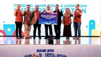 Direktur Human Capital, Compliance, & Legal PT Bank Tabungan Negara (Persero) Tbk. Eko Waluyo (ketiga kiri) bersama Direktur Consumer Bank BTN Hirwandi (ketiga kanan) menyerahkan bantuan Water Refill Station untuk Kampus Institut Teknologi Bandung kepada Wakil Rektor Bidang Keuangan, Perencanaan, dan Pengembangan Muhamad Abduh, di Kampus ITB, Bandung.