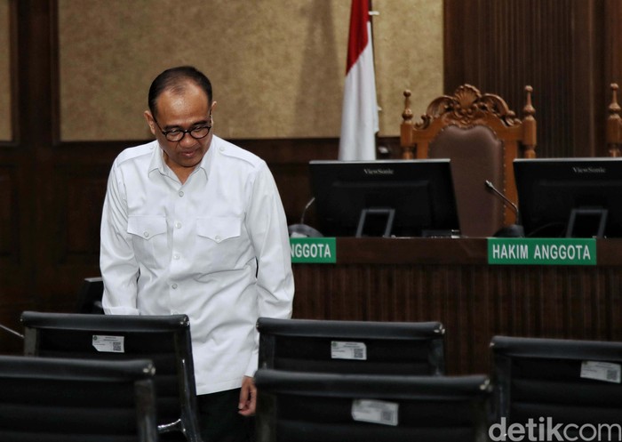 Majelis hakim Pengadilan Tipikor Jakarta menolak eksepsi Rafael Alun Trisambodo. Sidang pun dilanjutkan ke tahap pembuktian.