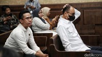 Mengadili, menyatakan keberatan penasihat hukum terdakwa tidak dapat diterima, kata ketua majelis hakim Suparman Nyompa saat membacakan putusan sela di Pengadilan Tipikor Jakarta, Jalan Bungur Raya, Jakpus, Senin (18/9/2023).  