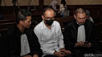 Hakim mengatakan surat dakwaan jaksa telah cermat serta memenuhi syarat formil dan materiil. Hakim memerintahkan jaksa untuk melanjutkan kasus ini ke tahap pembuktian dan menghadirkan saksi-saksi di persidangan.  