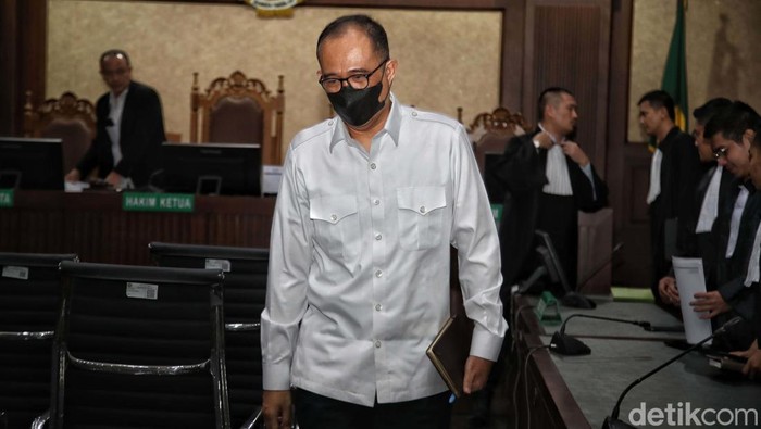 Majelis hakim Pengadilan Tipikor Jakarta menolak eksepsi Rafael Alun Trisambodo. Sidang pun dilanjutkan ke tahap pembuktian.