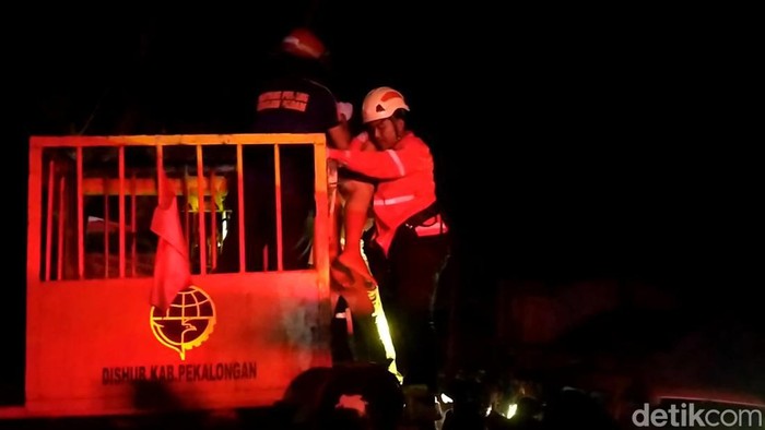 Evakuasi pekerja yang kesetrum saat memasang baliho caleg DPR RI di Pekalongan, Senin (18/9/2023).