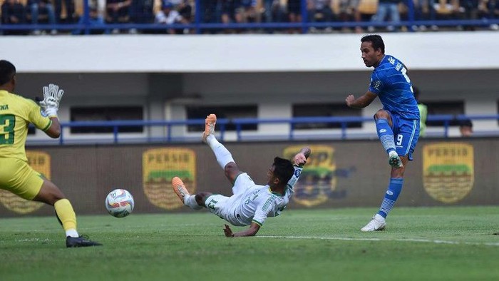 Ezra Walian saat mencetak gol ke gawang Persikabo.