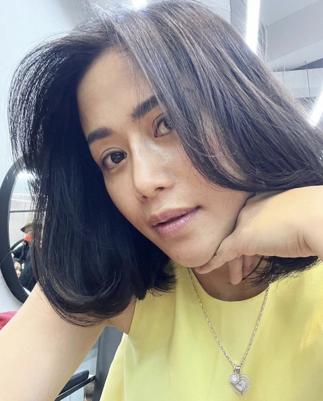 Sebelumnya wanita yang akrab disapa omay itu mengaku lubang hidungnya kecil sebelah sehingga rhinoplasty menjadi jalannya untuk memperbaiki tampilannya. Seperti inilah hidung hasil operasi plastiknya yang tampak lebih mancung dengan cuping hidung yang lebih kecil. Foto: dok. Instagram/@farida.nurhan