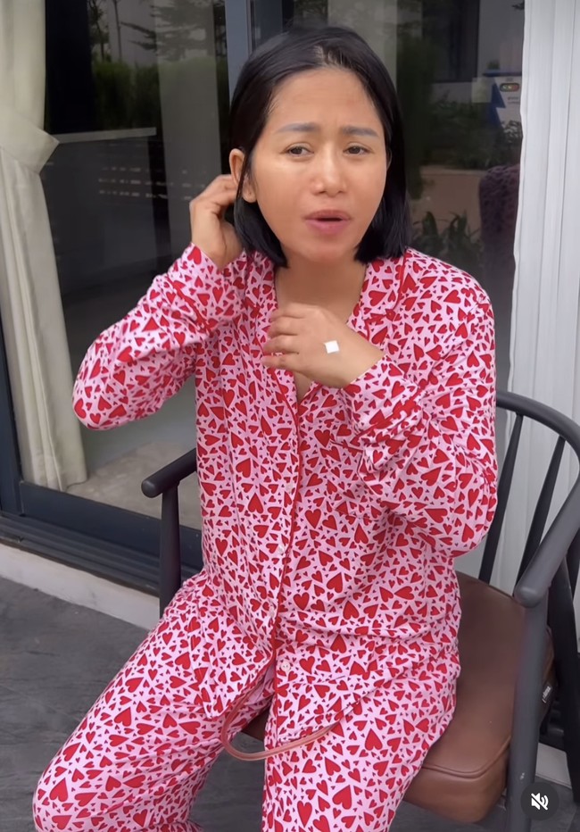Menggunqkan piyama pink dengan motif hati, Farida menjelaskan bahwa dia menyesal telah melakukan implan payudara tiga tahun lalu. “Aku habis operasi pengangkatan payudara. Kapok sekapok-kapoknya, dan nggak mau pasang lagi. Aku mending kasih tau ke kalian daripada nanti kalian liat kemaren besar, kok sekarang lurus lagi,” ungkap Farida. Foto: dok. Instagram/@farida.nurhan