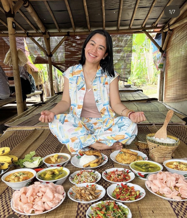 Farida Nurhan dikenal sebagai influencer dan food vlogger yang kerap mengulas makanan. Wanita 41 tahun itu menjadi sorotan tidak hanya karena review-nya yang dinilai jujur, namun juga masa lalunya seorang TKW. Foto: dok. Instagram/@farida.nurhan