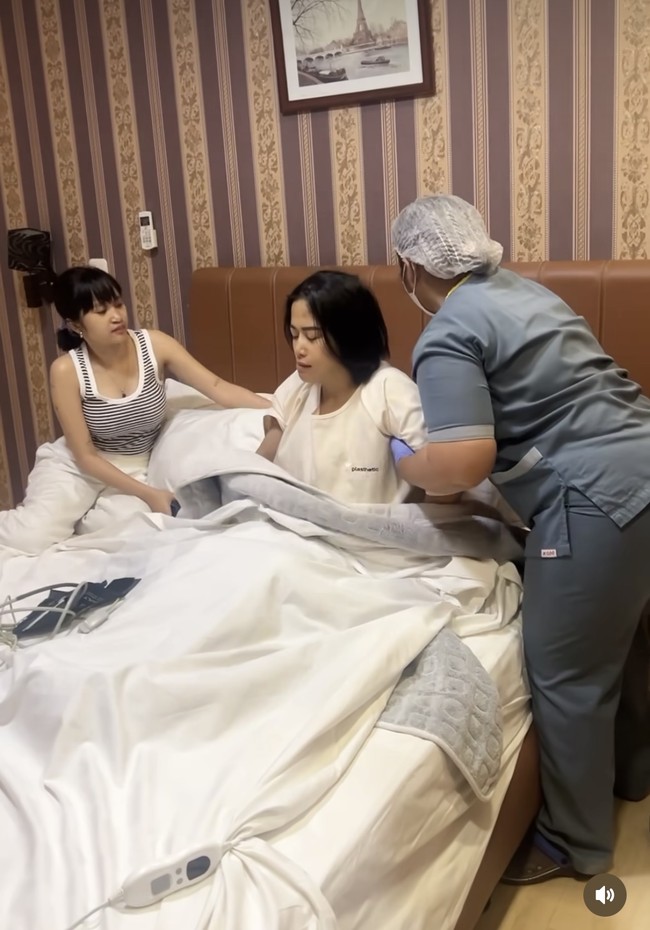 Tapi nyatanya, implan payudaranya memberikan implikasi negatif pada tubuhnya. Inilah potret Farida setelah operasi pelepasan implan payudara yang memakan waktu empat jam. Untuk berdiri dia masih butuh dibantu oleh suster dan putrinya. Foto: dok. Instagram/@farida.nurhan