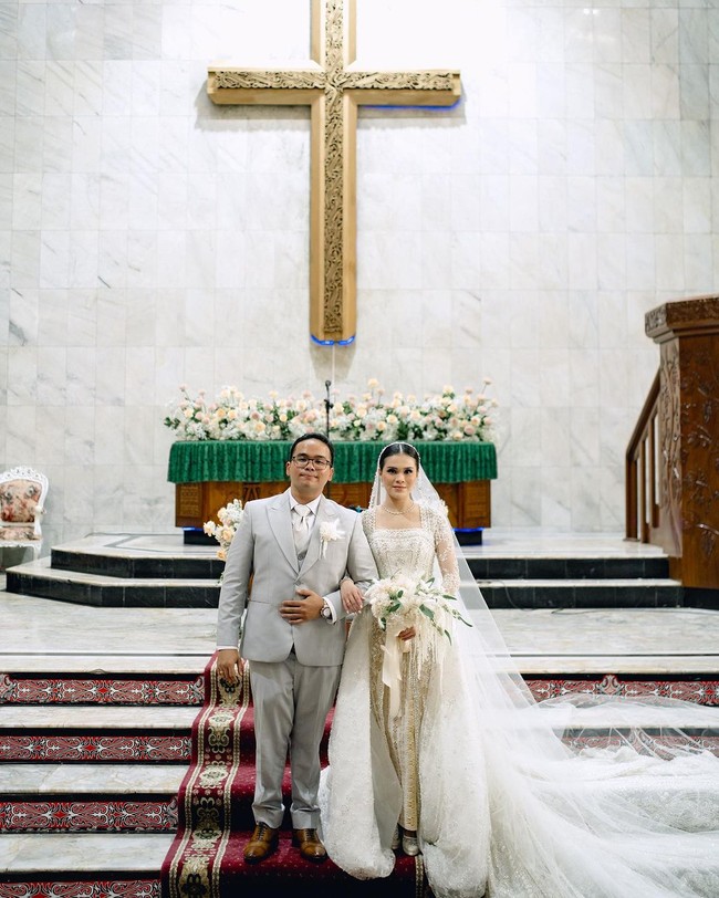 Di acara pemberkatan pernikahannya Fritz Hutapea tampak gagah mengenakan setelan jas pengantin berwarna abu-abu. Penampilannya itu kemudian dilengkapi dengan sepasang sepatu pantofel berwarna coklat. Foto: Instagram @fritzhutapea/ @chengiovanis/ @hotmanparisofficial