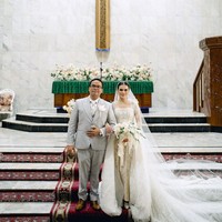 Di acara pemberkatan pernikahannya Fritz Hutapea tampak gagah mengenakan setelan jas pengantin berwarna abu-abu. Penampilannya itu kemudian dilengkapi dengan sepasang sepatu pantofel berwarna coklat. Foto: Instagram @fritzhutapea/ @chengiovanis/ @hotmanparisofficial