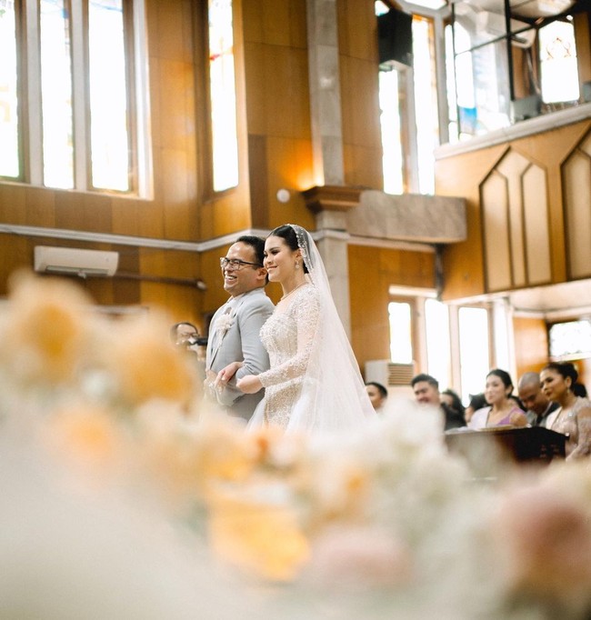 Putra bungsu pengacara kondang Hotman Paris, Fritz Hutapea, baru saja resmi menikah dengan kekasihnya, Chen Giovani pada Sabtu (16/9/2023). Digelar di Gereja HKBP Rawamangun, Jakarta Timur, foto-foto pernikahan Fritz Hutapea itu kemudian menjadi sorotan. Foto: Instagram @fritzhutapea/ @chengiovanis/ @hotmanparisofficial