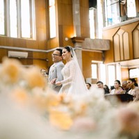 Putra bungsu pengacara kondang Hotman Paris, Fritz Hutapea, baru saja resmi menikah dengan kekasihnya, Chen Giovani pada Sabtu (16/9/2023). Digelar di Gereja HKBP Rawamangun, Jakarta Timur, foto-foto pernikahan Fritz Hutapea itu kemudian menjadi sorotan. Foto: Instagram @fritzhutapea/ @chengiovanis/ @hotmanparisofficial