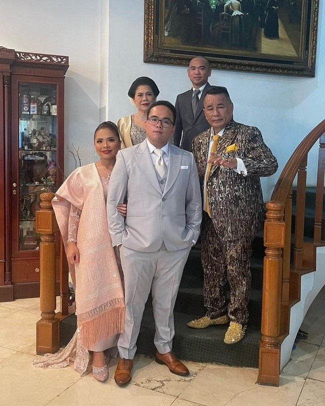 Hotman Paris sendiri tampil dengan gaya nyentriknya yang khas. Pengacara kondang itu tampil dengan setelan jas bercorak yang berwarna coklat. Untuk alas kaki, Hotman memilih mengenakan sepatu coklat yang dipenuhi studs. Foto: Instagram