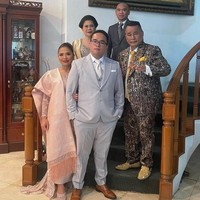 Hotman Paris sendiri tampil dengan gaya nyentriknya yang khas. Pengacara kondang itu tampil dengan setelan jas bercorak yang berwarna coklat. Untuk alas kaki, Hotman memilih mengenakan sepatu coklat yang dipenuhi studs. Foto: Instagram