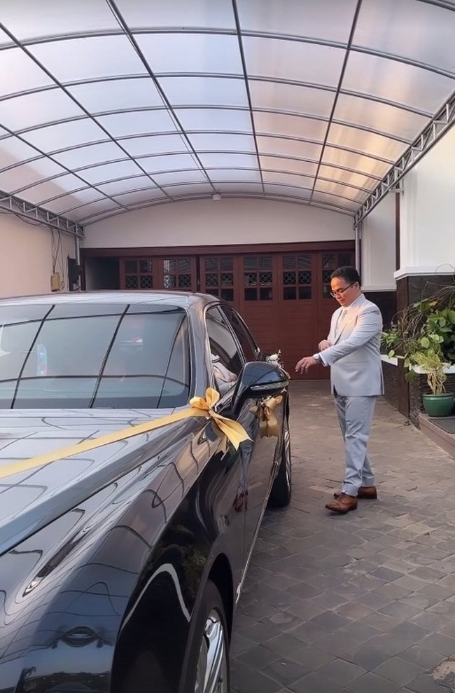 Yang tak kalah mencuri atensi di pernikahan Fritz dan Chen ialah mobil mewah yang ikut menghiasi rangkaian acara pernikahan. Untuk mobil pengantin Chen diketahui telah memilih menggunakan mobil Bentley. Foto: Instagram