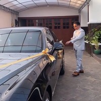 Yang tak kalah mencuri atensi di pernikahan Fritz dan Chen ialah mobil mewah yang ikut menghiasi rangkaian acara pernikahan. Untuk mobil pengantin Chen diketahui telah memilih menggunakan mobil Bentley. Foto: Instagram