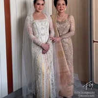 Sementara pengantin wanita, Chen Giovani tampil cantik dalam balutan gaun pengantin putih panjang bertabur payet. Kebayanya itu dipadukan dengan ulos. Dilengkapi dengan veil di kepala dan kalung mutiara yang melingkar di lehernya, penampilan Chen pun jadi makin terlihat anggun dan elegan. Foto: Instagram