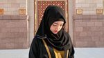 Cantiknya Fuji yang Berhijab saat Ibadah Umrah