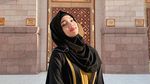 Cantiknya Fuji yang Berhijab saat Ibadah Umrah
