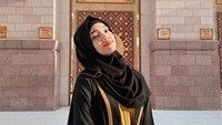 Fuji terlihat cantik dengan pasmina berwarna hitam yang dipakainya ketika menjalani ibadah umrah. (Foto: instagram Fuji)