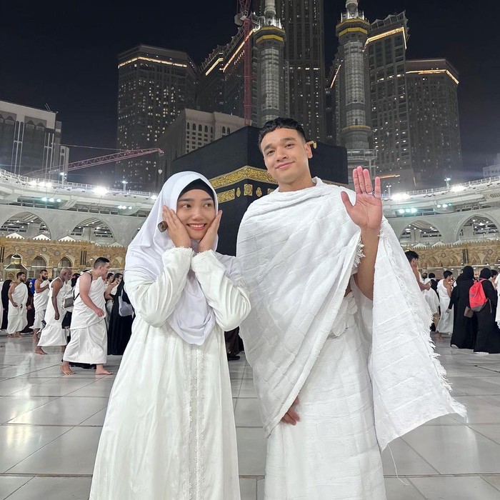 Fuji saat menjalankan ibadah umrah.