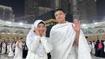 Cantiknya Fuji yang Berhijab saat Ibadah Umrah