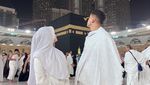 Cantiknya Fuji yang Berhijab saat Ibadah Umrah