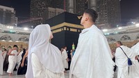 Dengan pakaian ihram, Fuji dan Fadly berpose di depan Kabah.  (Foto: instagram Fuji)